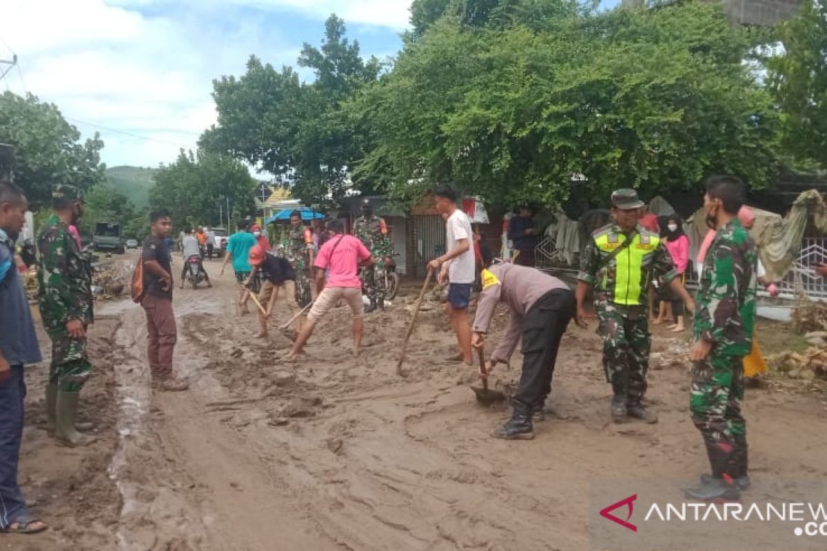 Ratusan rumah di Hu'u Dompu diterjang banjir ganas, petugas gabungan turun ke lapangan