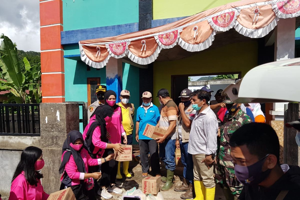 Peduli Banjir Hu'u, Kapolres Dompu ditemani Bhayangkari serahkan bantuan untuk korban