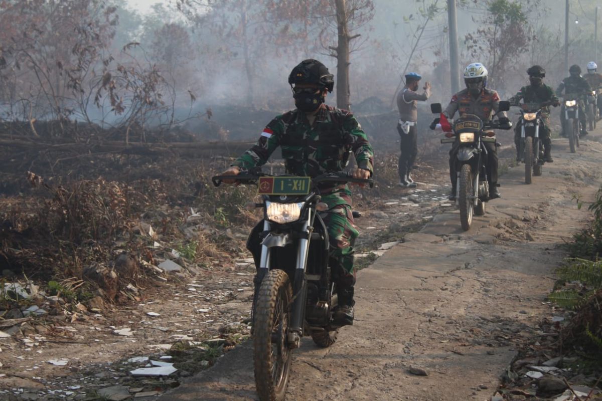 Pangdam Tanjungpura dan Kapolda Kalbar tinjau lokasi Karhutla di Kubu Raya