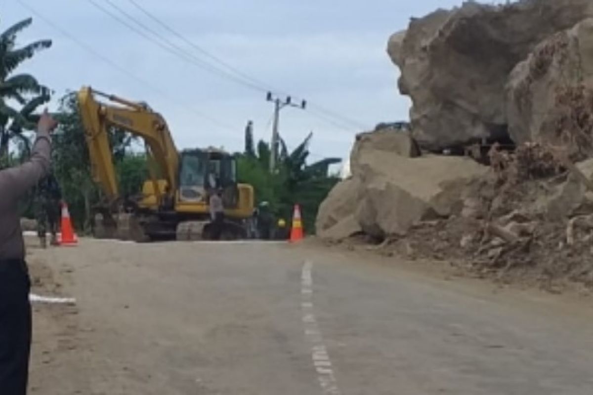 60 titik longsor akibat gempa di Mamuju Sulbar telah dibuka