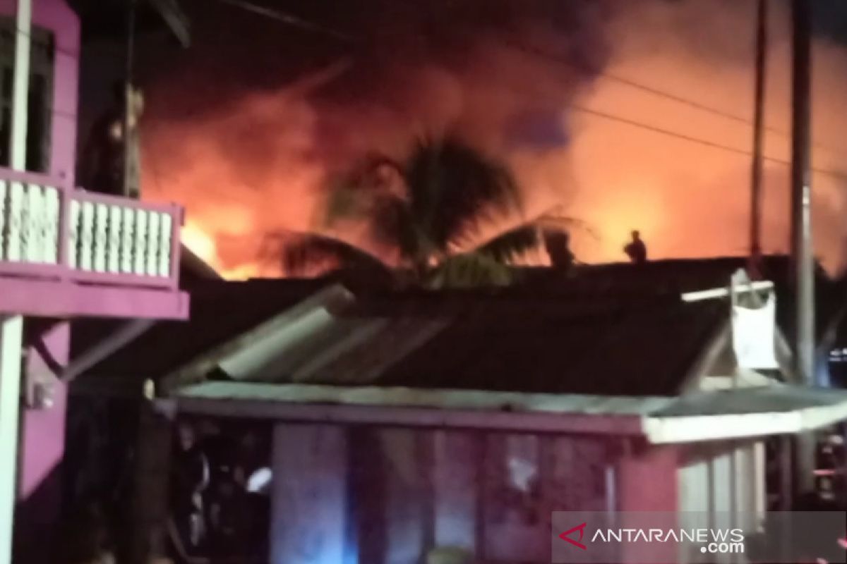 Polisi: Kebakaran hanguskan 25 rumah diduga karena arus pendek