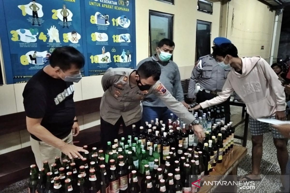 Polisi sita 117 botol minuman keras di Solo