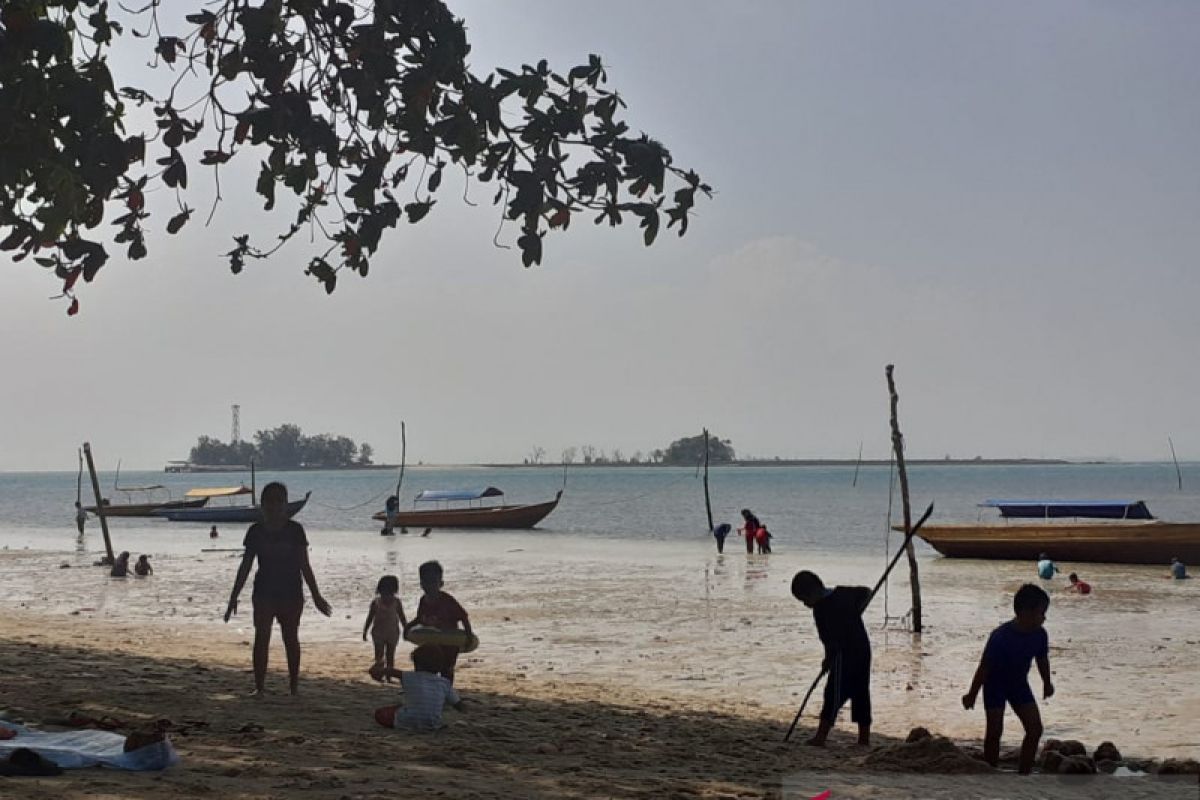 Warga Batam mulai berani ke pantai karena kasus COVID-19 menurun