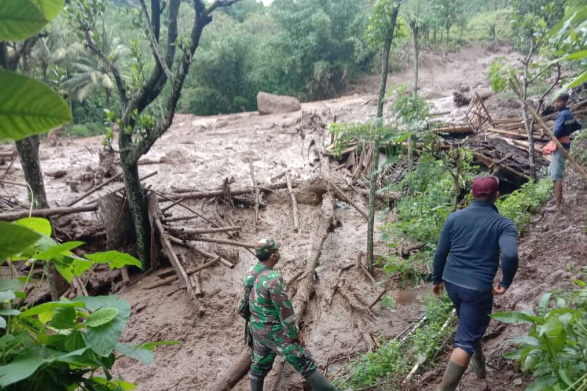 Sebanyk 13 rumah di Desa Sawaran Kulon Lumajang tertimbun longsor