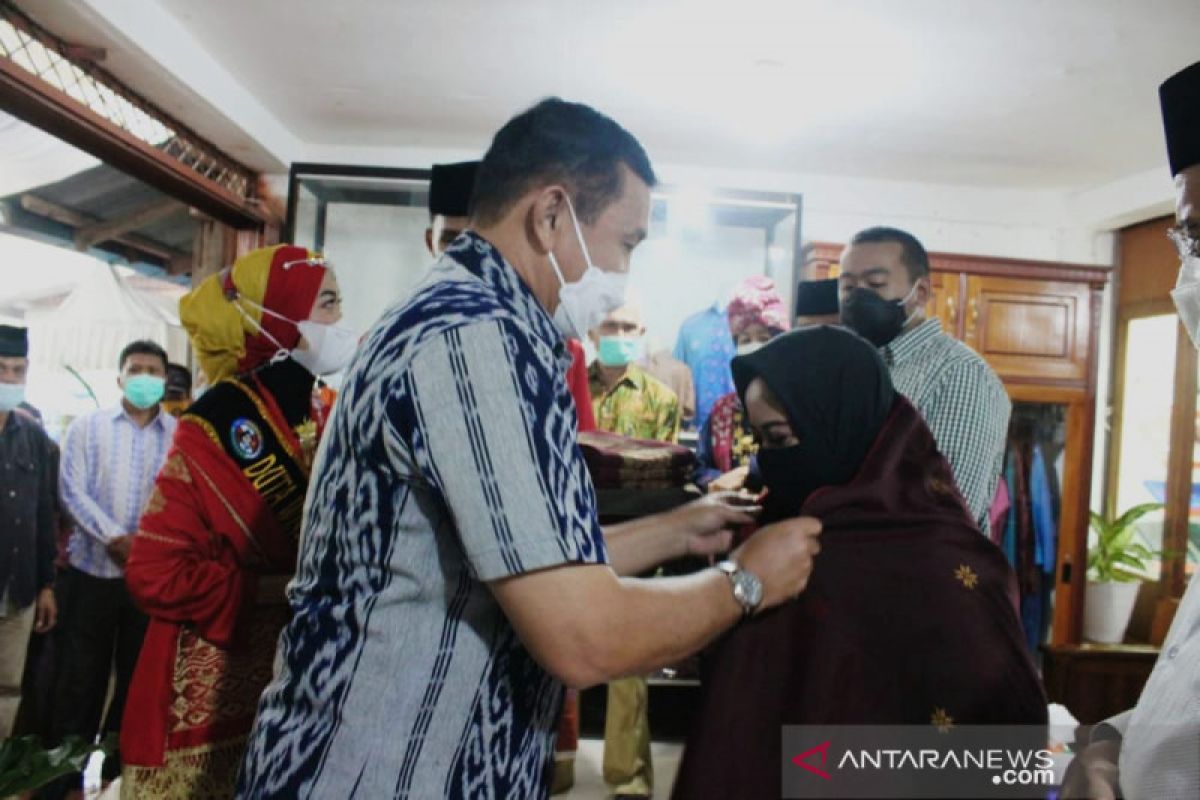 Anggota DPR-RI dan Wagub Sumbar kunjungi tenun Kubang