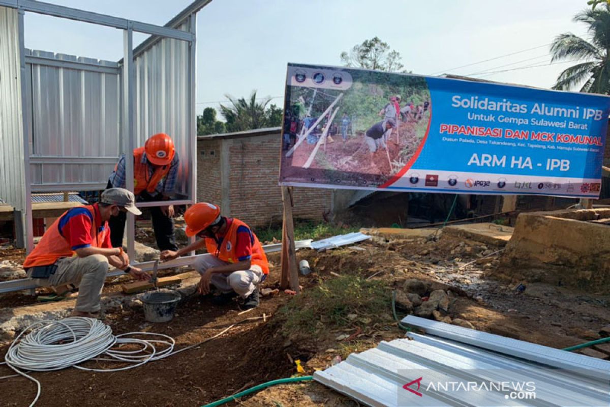 ARM HA-IPB dan warga Palada, Mamuju bangun pipa air bersih dan MCK komunal