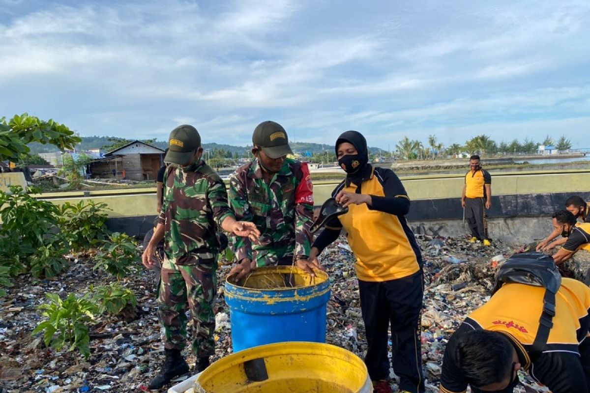 Polres Maluku Tengah bersihkan pantai Ina Marina peringati HPSN 2021