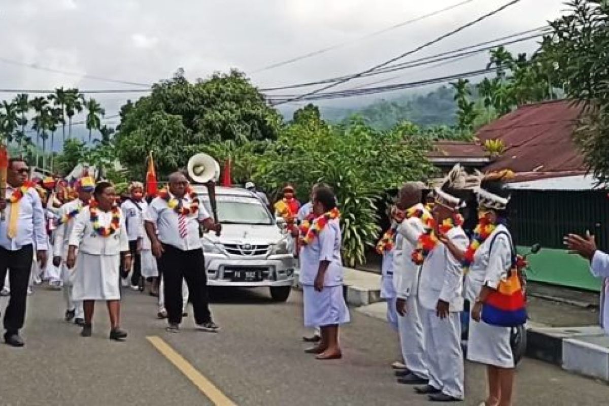 Umat Kristiani GPdI di Kepulauan Yapen arak kirab obor Pantekosta