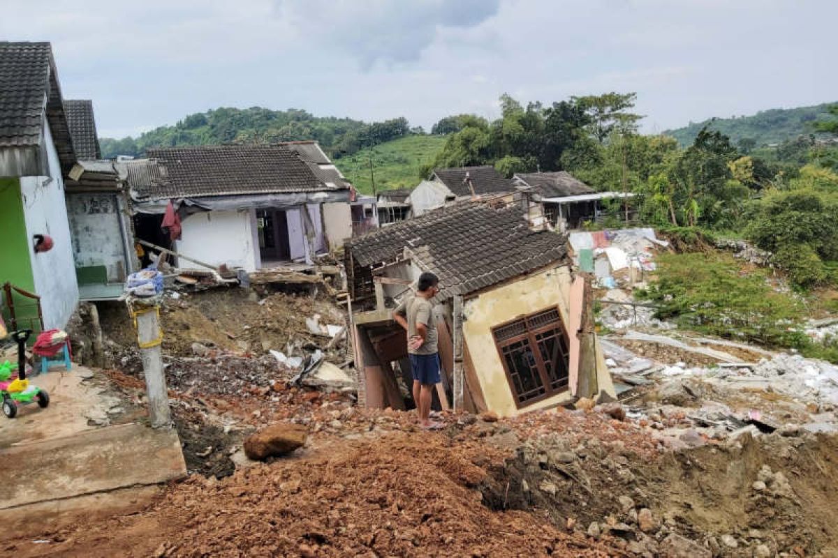 Delapan rumah di Gubungpati roboh akibat tanah longsor pada Minggu dini hari