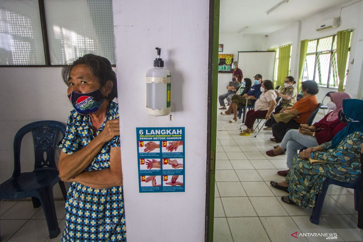 Banjarmasin begins vaccination for elderly