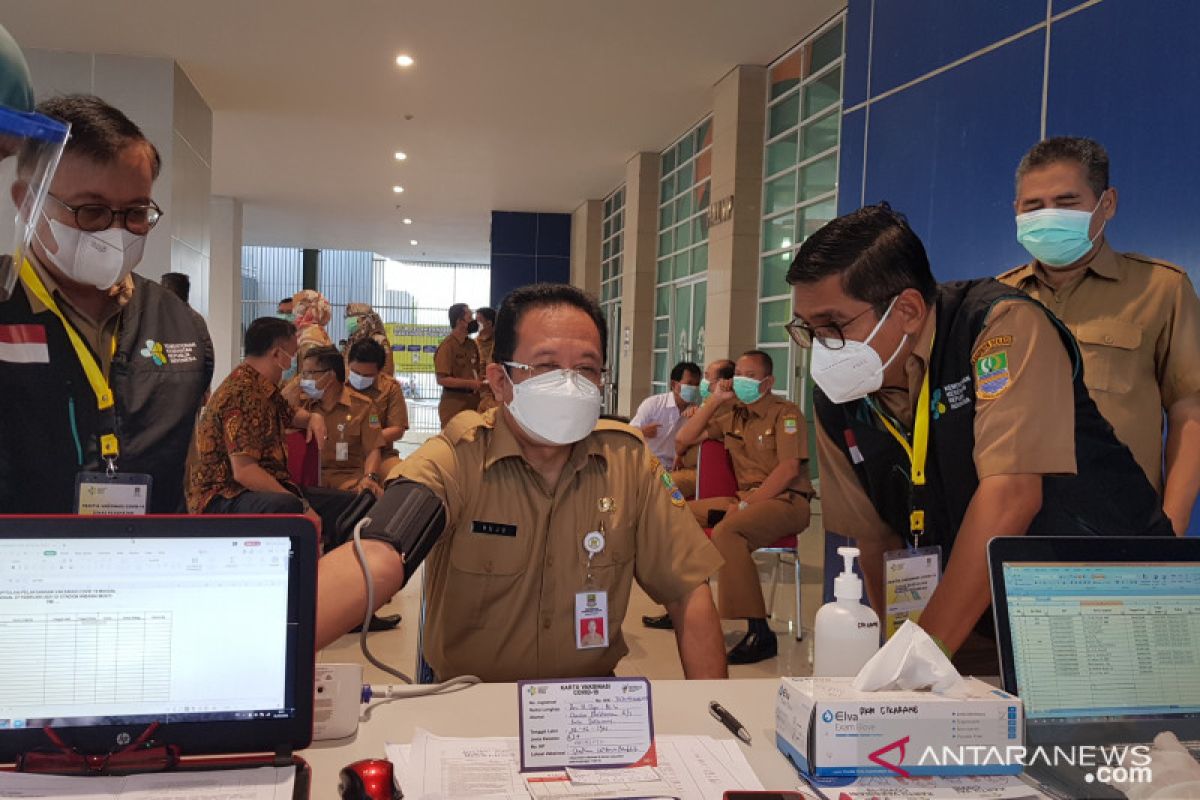 Kabupaten Bekasi mulai vaksinasi petugas pelayanan publik