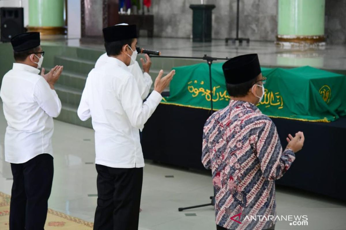 Presiden Joko Widodo bertakziah ke Mendiang anggota dewas KPK Artidjo Alkostar
