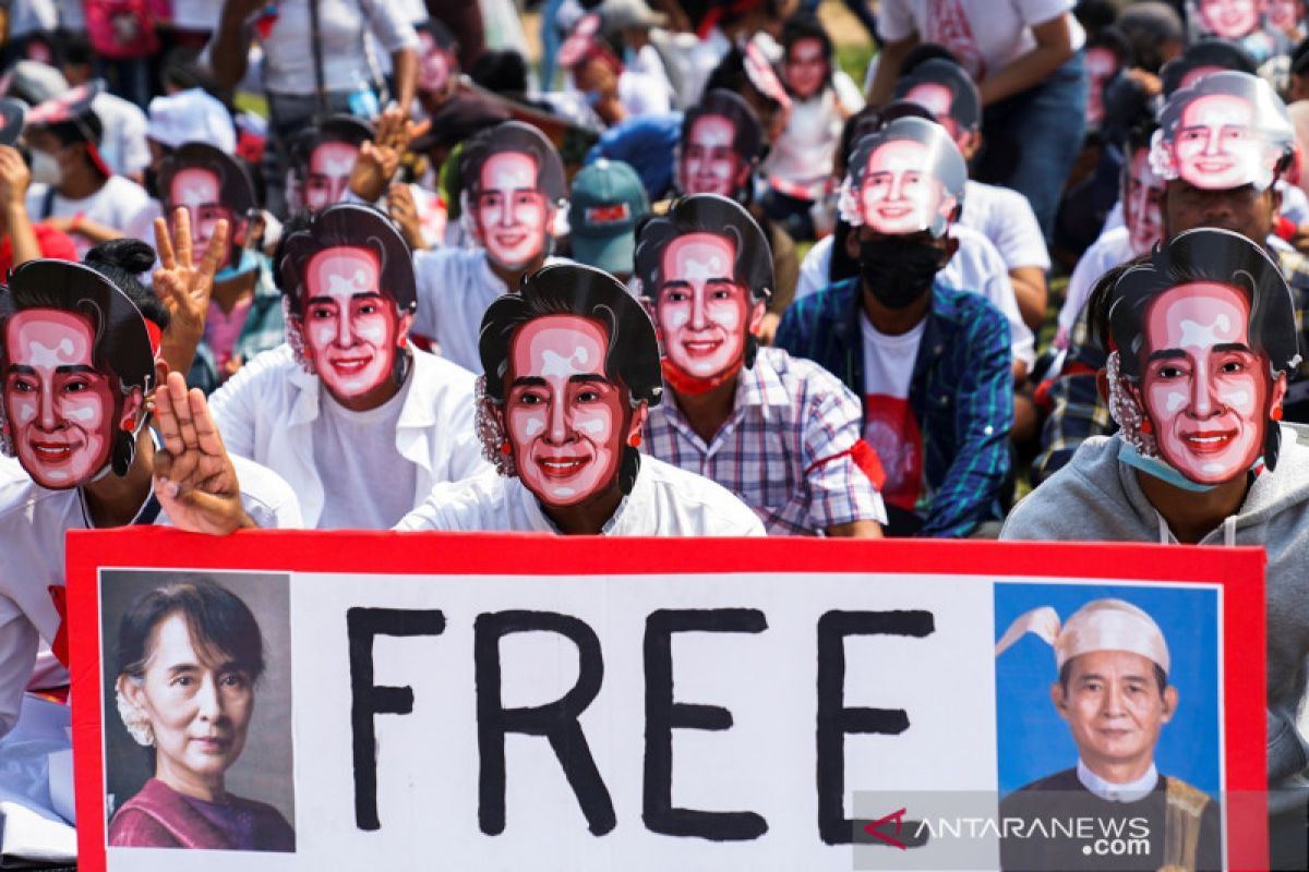 Suu Kyi hadir di pengadilan Myanmar  untuk pertama kali sejak kudeta