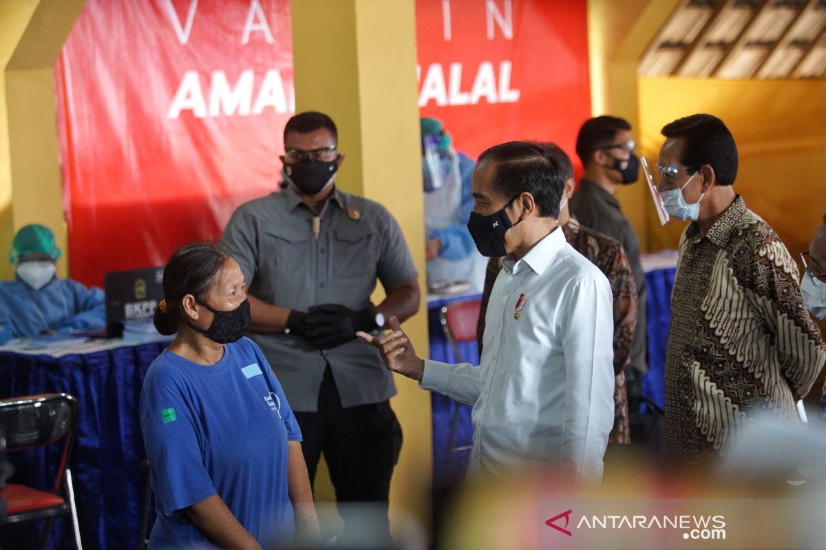 Presiden Jokowi tinjau pelaksanaan vaksinasi COVID-19 bagi seniman dan budayawan Yogyakarta