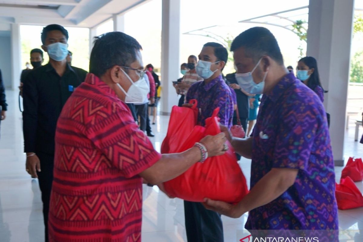 Anggota DPR serahkan bantuan sembako ke Jumatik Denpasar