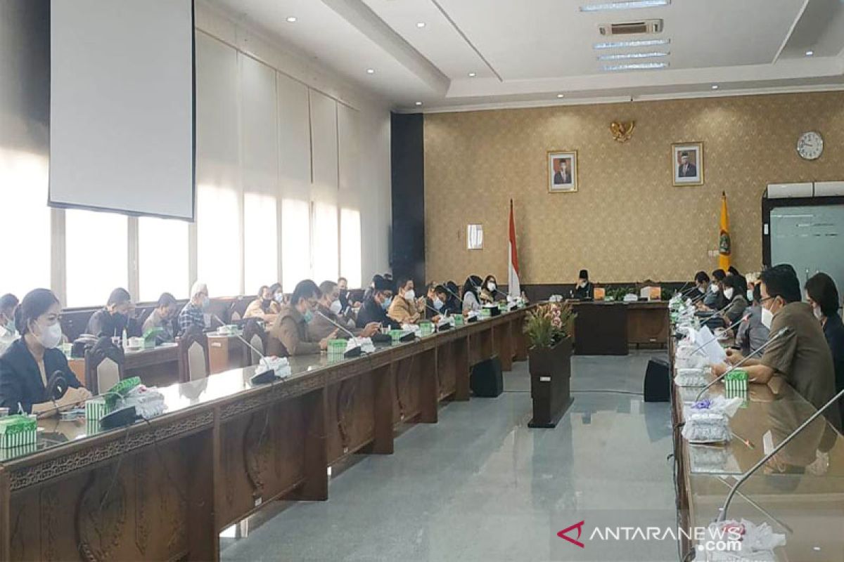 DPRD Kalteng rapat internal bahas penyaluran bantuan sosial COVID-19