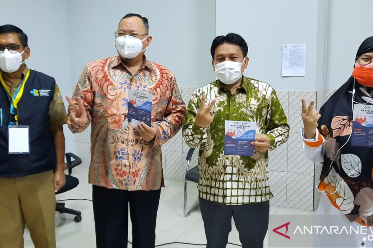 50 anggota DPRD Kabupaten Bekasi ikuti vaksinasi COVID-19 (video)