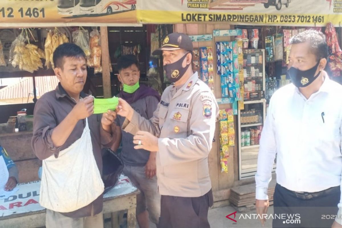 Operasi Yustisi prokes sasar pengunjung dan pedagang pasar Simarpinggan Tapsel