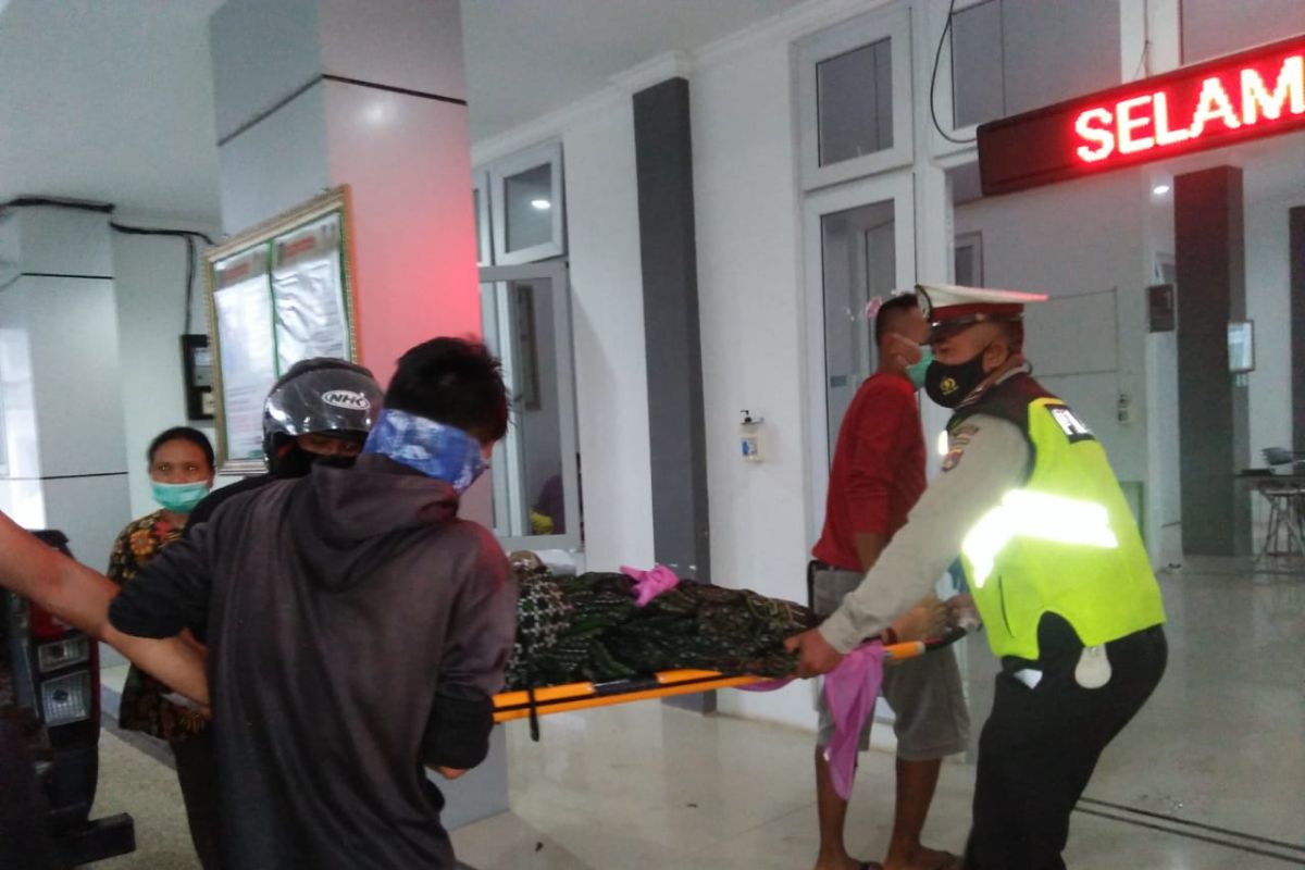 Kasat Lantas Polres Lotara Turun Langsung Evakuasi Korban Lakalantas di Jalan Raya Tanjung