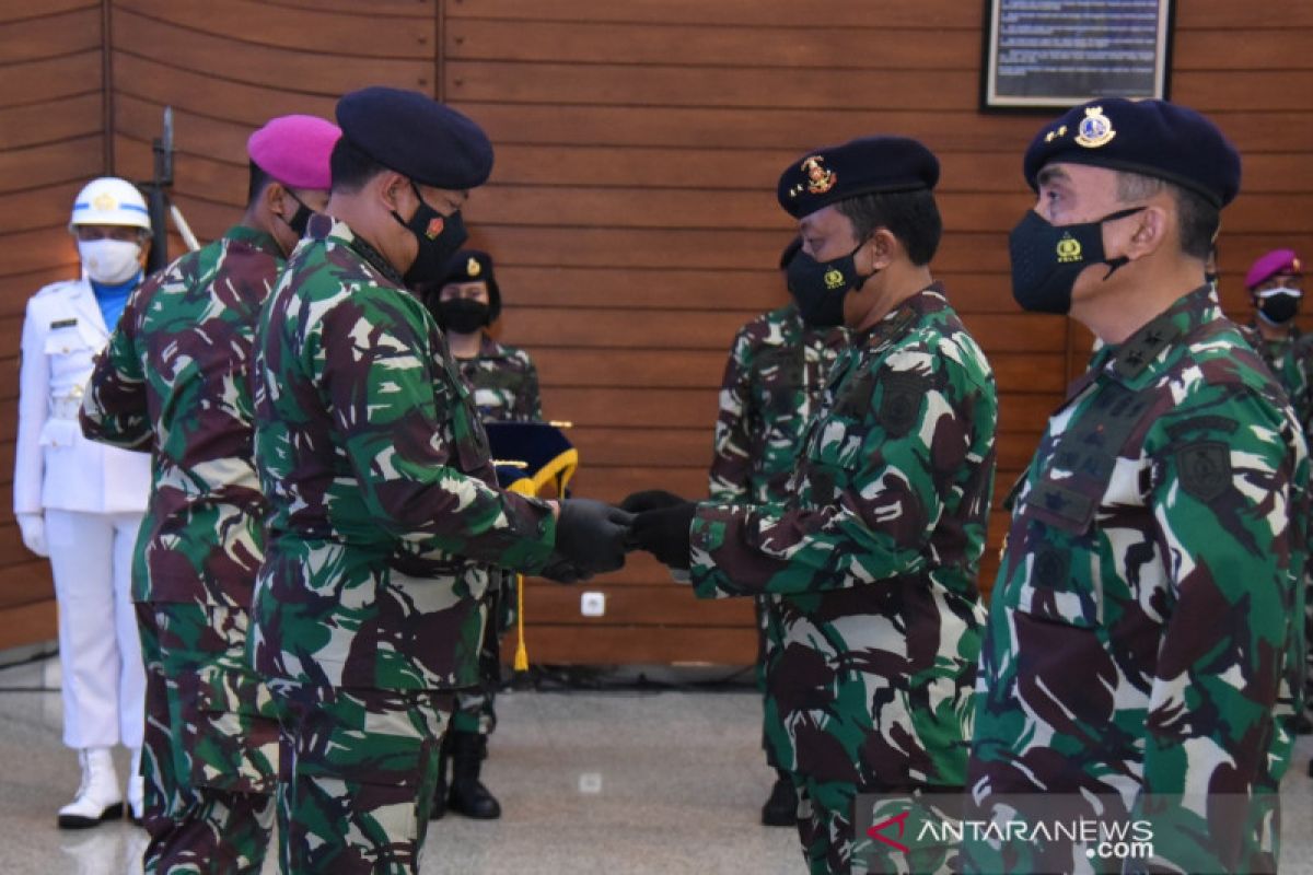 Kepala staf TNI AL meresmikan jabatan Dankodiklatal dan Danpushidrosal