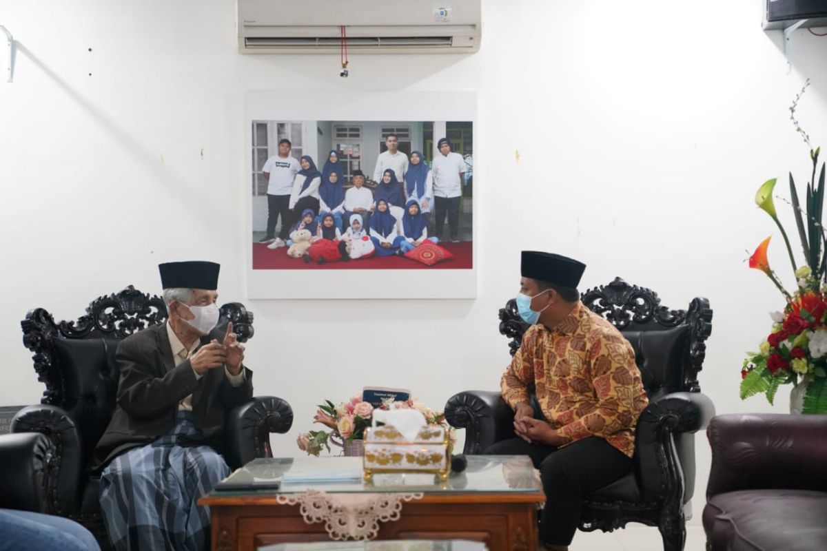 Plt Gubernur Sulsel Andi Sudirman sowan ke KH Sanusi Baco