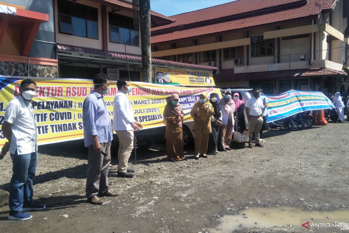 Dokter spesialis dan karyawan RSUD Pariaman unjuk rasa tuntut direkturnya mundur