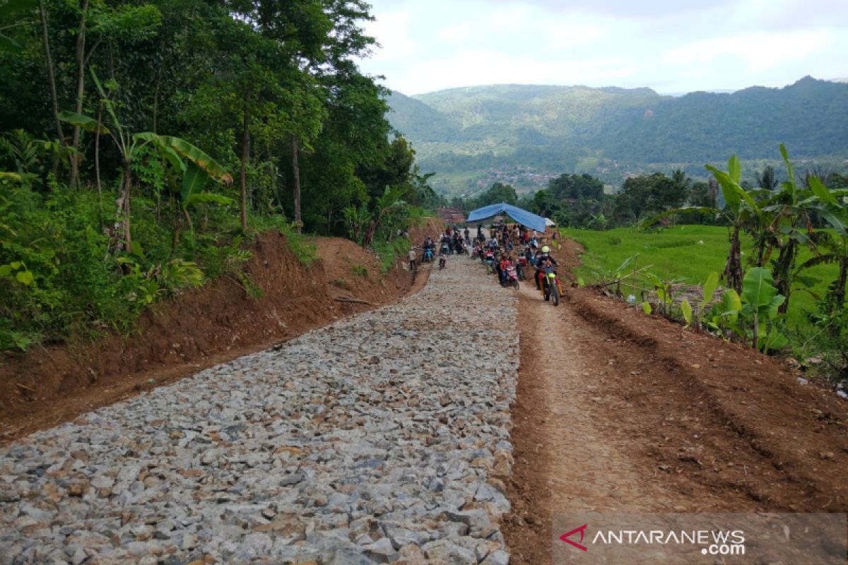 Pemkab Garut perbaiki jalan yang sudah puluhan tahun rusak