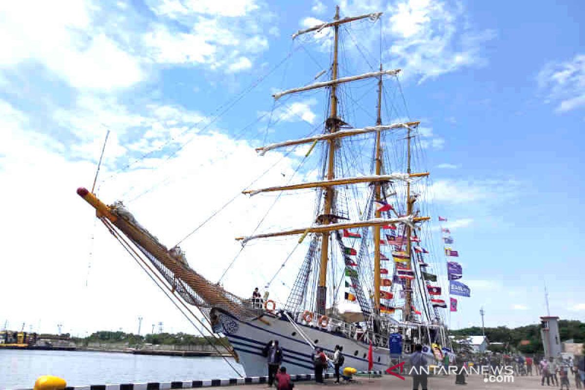 KRI Dewaruci berlabuh di Cirebon, warga diperbolehkan berkunjung