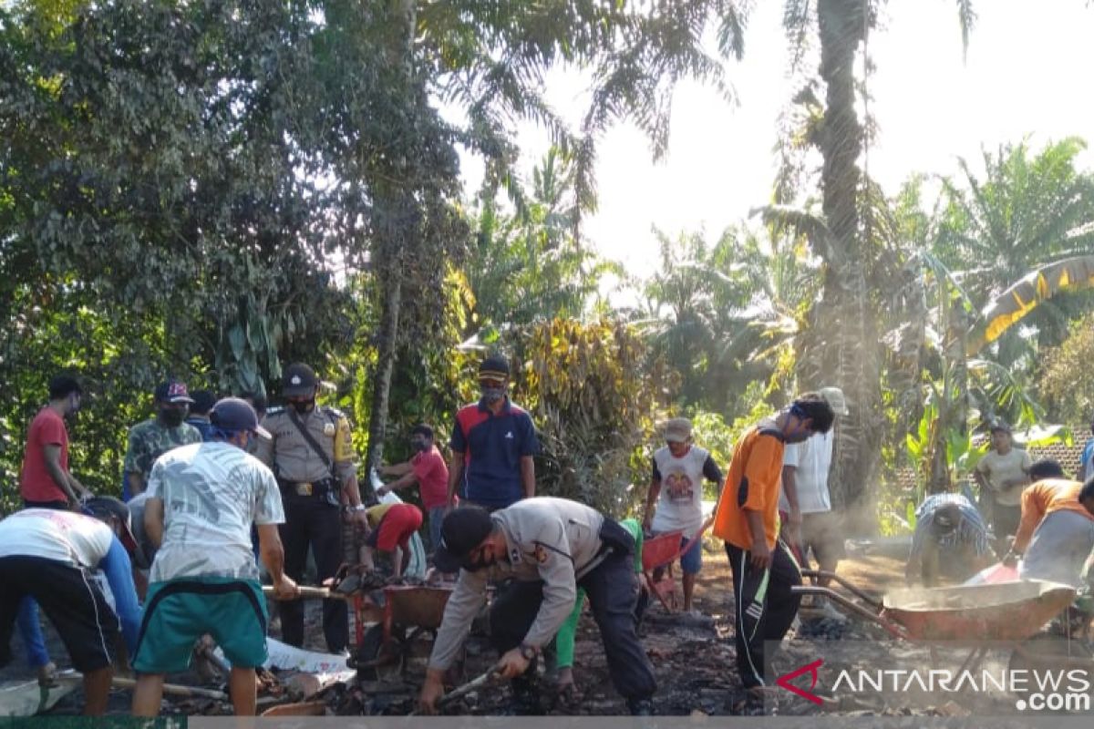 Polisi-TNI Mukomuko bersihkan puing-puing kebakaran rumah warga