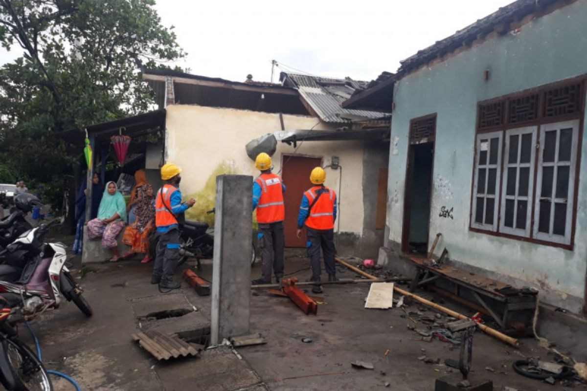 Puluhan rumah warga di dua desa Suela Lotim rusak parah diterjang angin puting beliung