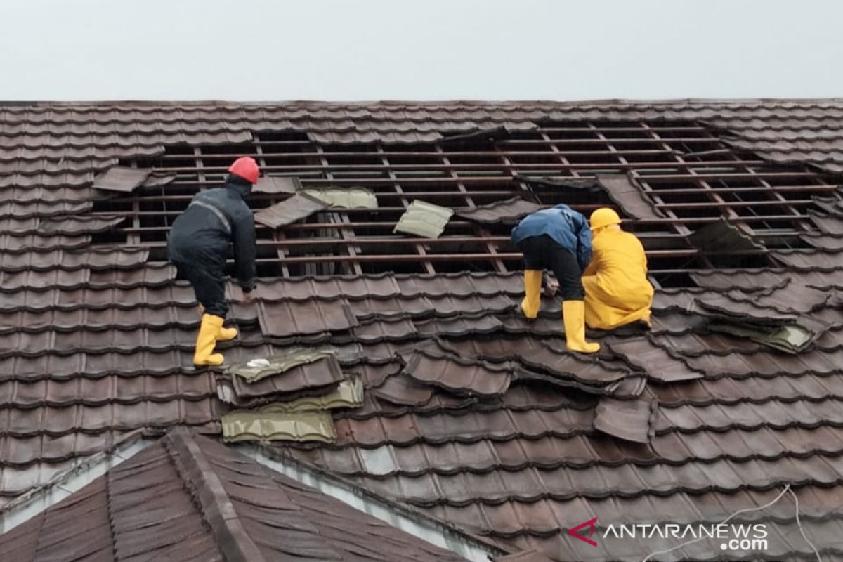 Angin kencang akibatkan atap RSUD Leuwiliang Bogor ambruk