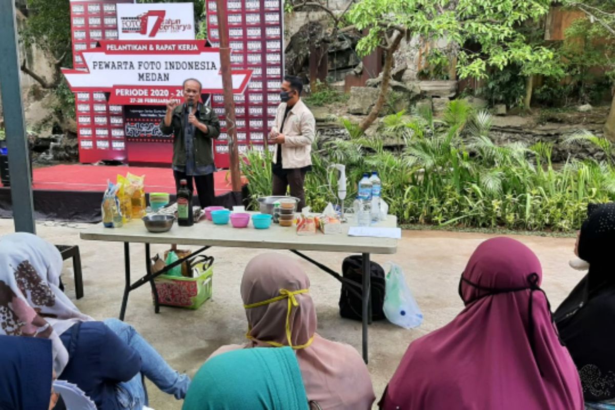 UKM Jurnalis dan TPL latih warga Kampung Sejahtera bikin sabun dari eucalyptus