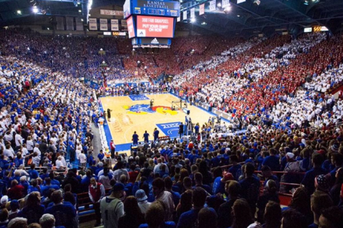 66 tahun silam Allen Fieldhouse gelar pertandingan basket pertama