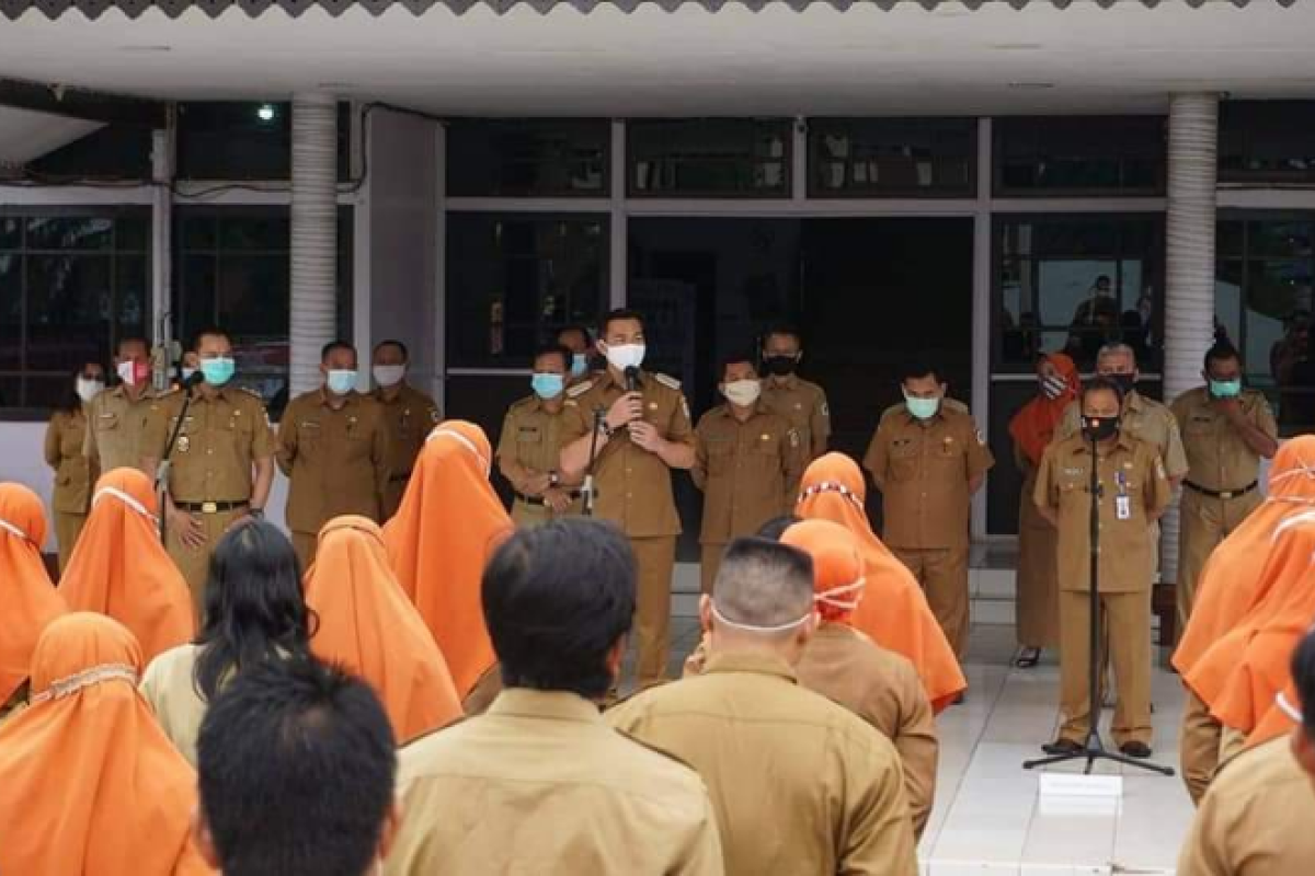 Hari pertama kerja Bupati Kapuas Hulu pimpin apel pagi