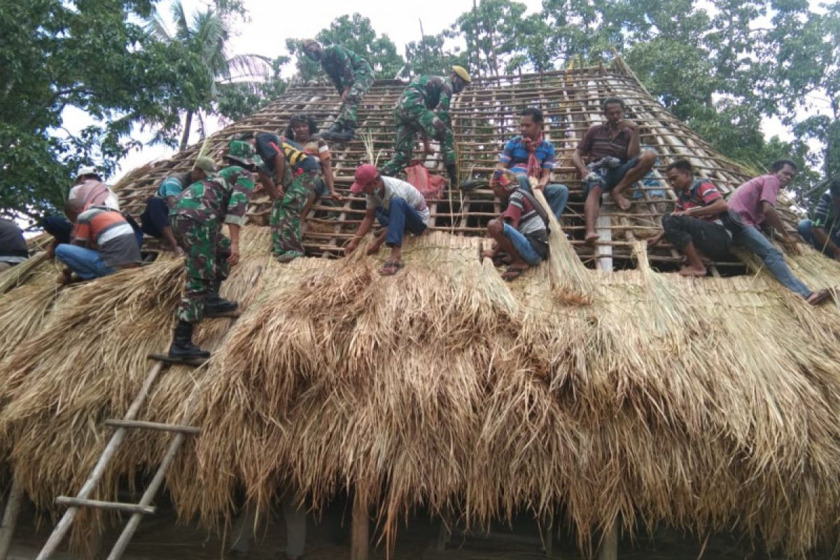 Satgas TNI bantu warga perbatasan bangun rumah adat Suku Aumuti
