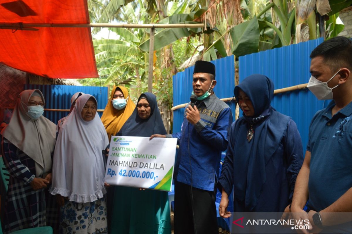 Pemkab Bone Bolango serahkan santunan jaminan kematian BPJAMSOSTEK