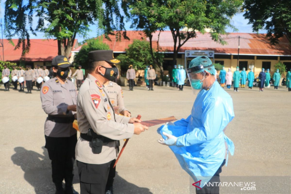 Kapolda beri penghargaan pada ratusan nakes di NTT