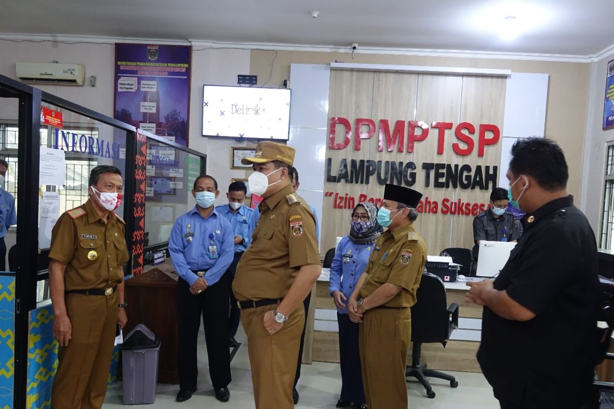 Bupati Lampung Tengah sidak pelayanan di Dinas PTSP dan Disdukcapil