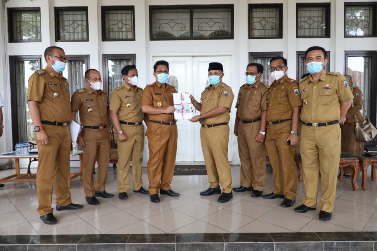 Plh Bupati serahkan nota pelaksana kepada Bupati Lampung Selatan