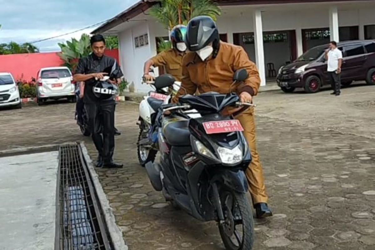 Ngantor perdana, Bupati Seluma kendarai sepeda motor