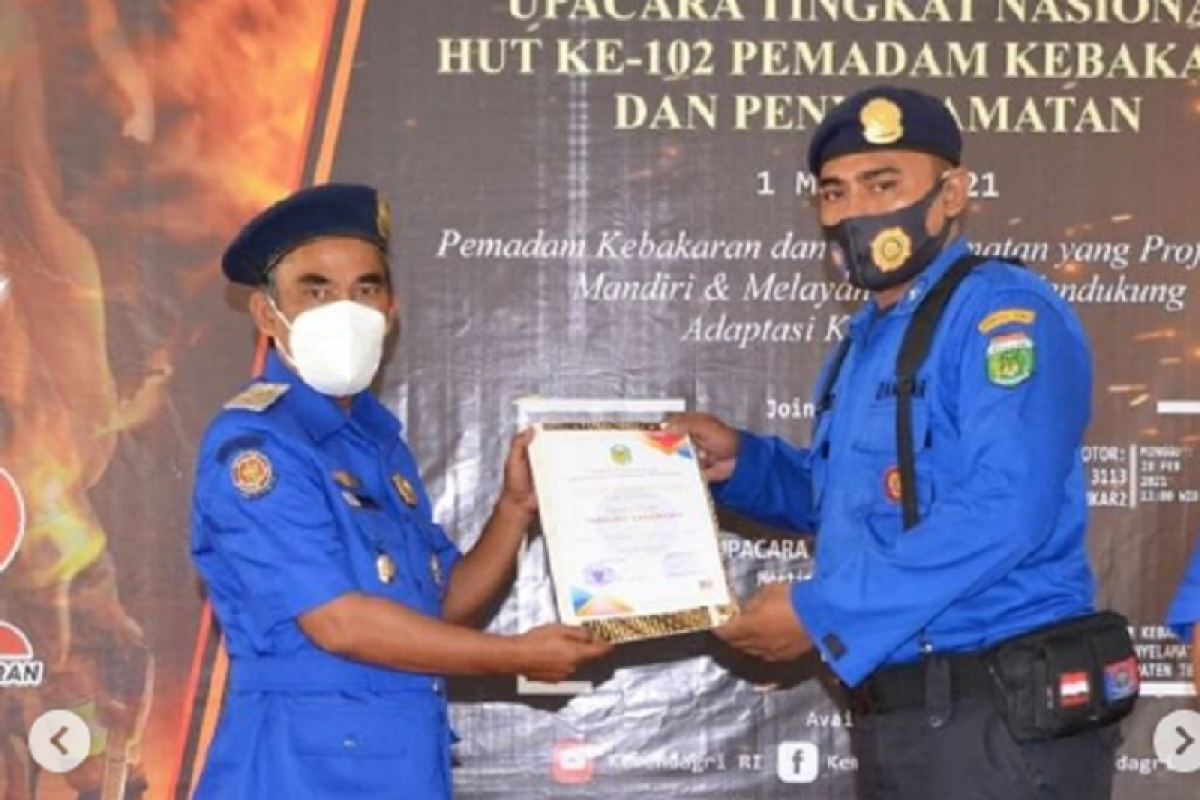 Tanjung Sasongko terima penghargaan petugas Damkar Teladan Tebo 2021