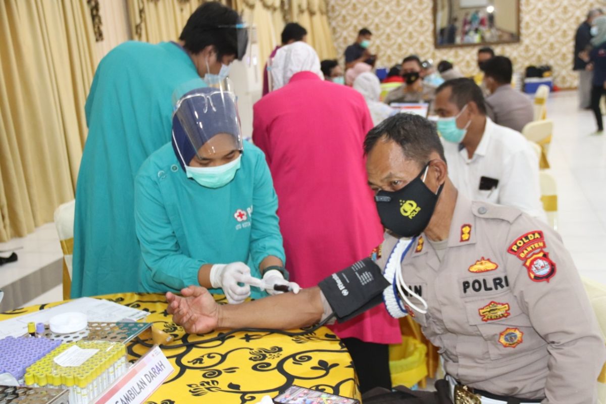 Ratusan personel Polda Banten donor plasma konvalesen bantu pasien COVID-19