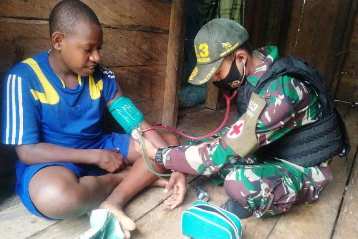 Satgas Yonif MR 413 beri pengobatan kesehatan warga Papua di perbatasan