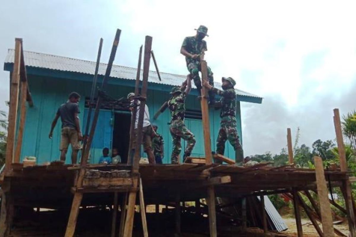 Satgas TNI bantu renovasi rumah tokoh adat di perbatasan  RI-PNG