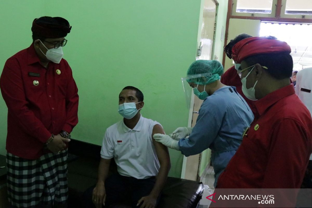 Hari Pertama, Bupati dan Wabup Tabanan tinjau vaksinasi untuk jurnalis