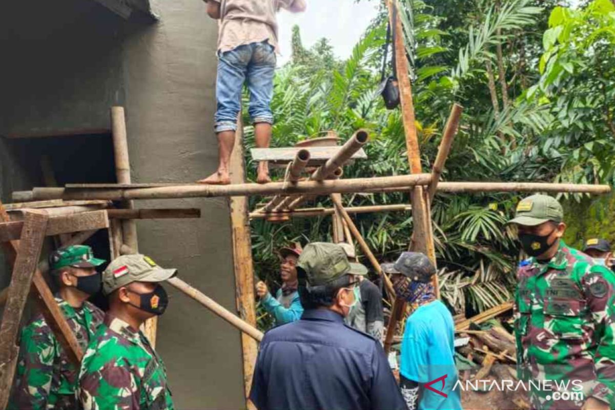 TNI dan warga gotong royong bangun Bekasi melalui TMMD