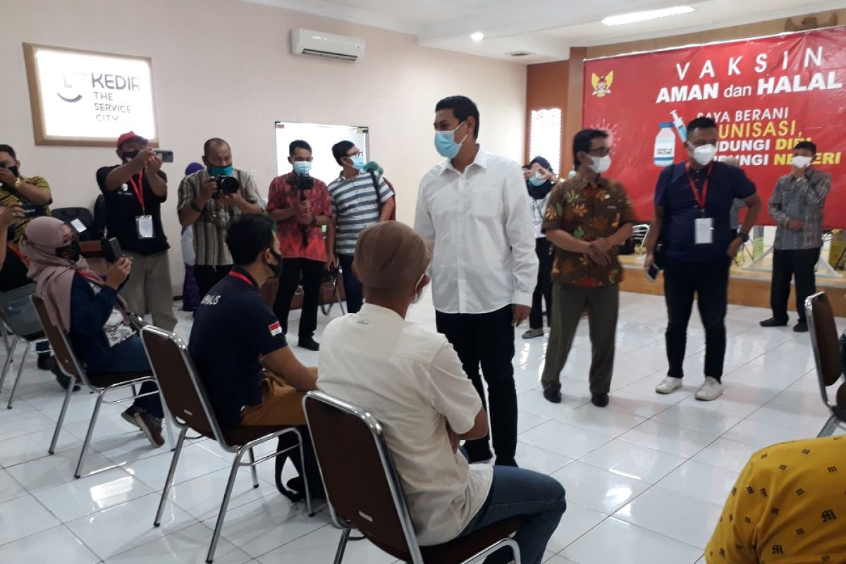 Wali Kota Kediri pantau vaksinasi pelayan publik dan jurnalis