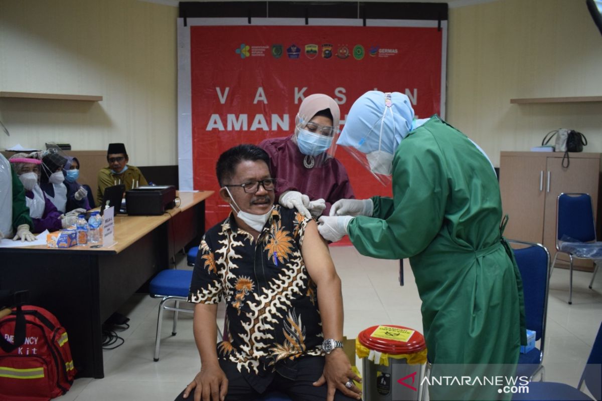 DPRD Inhil divaksin COVID-19, ada yang merasa lapar dan lebih segar