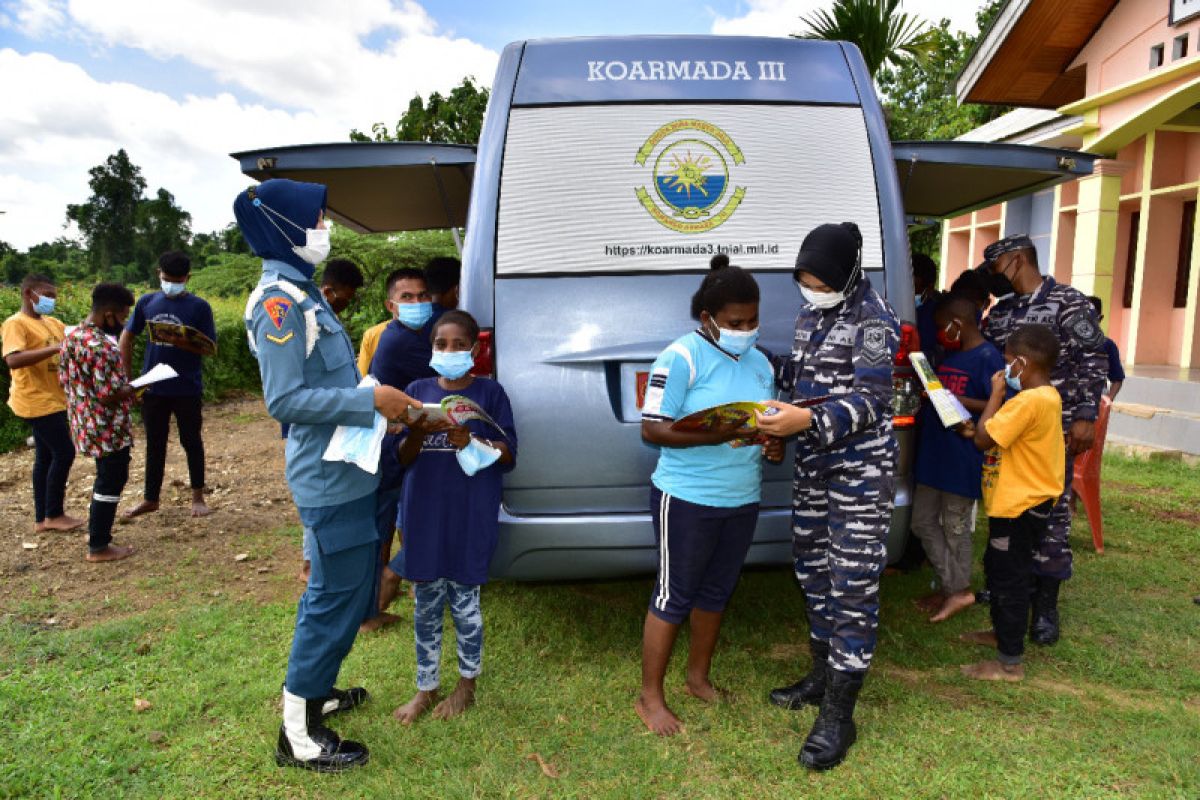 Navy helps Papuan children instil reading habit through mobile library