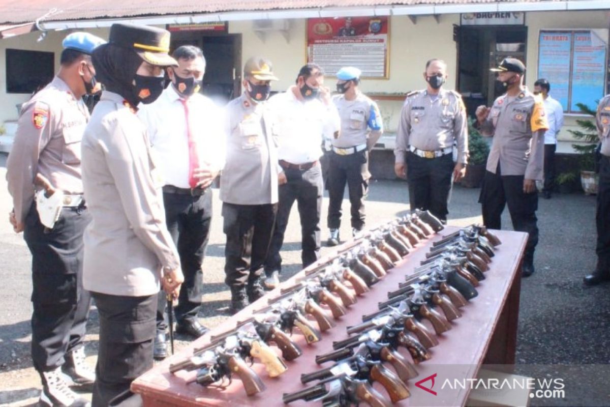 Kapolres Padangsidimpuan tarik 45 senpi milik anggota